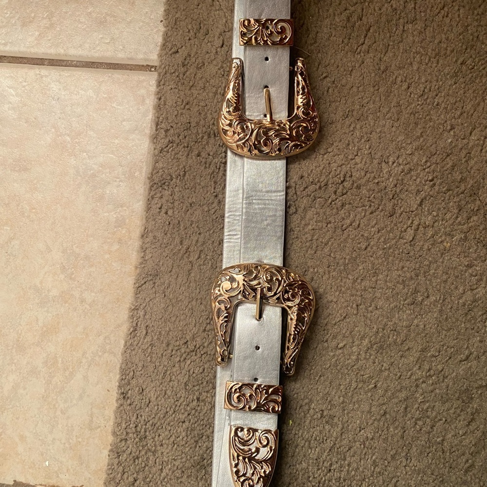Double buckle gray belt